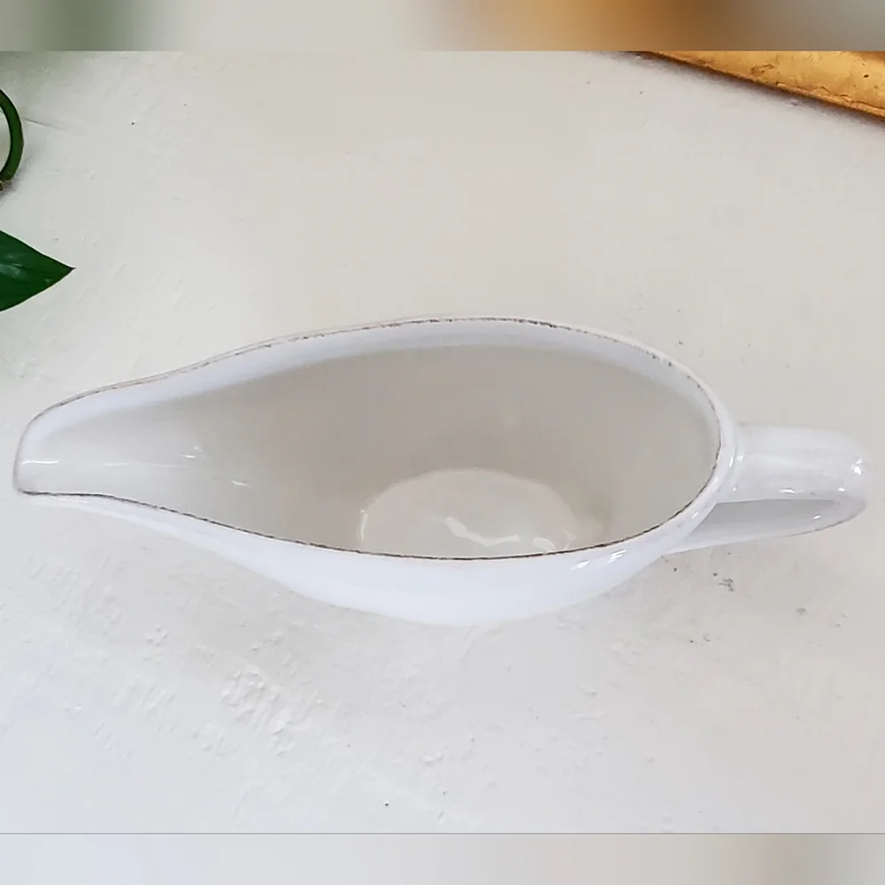 Crate&Barrel Marin White Gravy Sauce Boat, Burgundy Shaded Edges, Ceramic, EUC